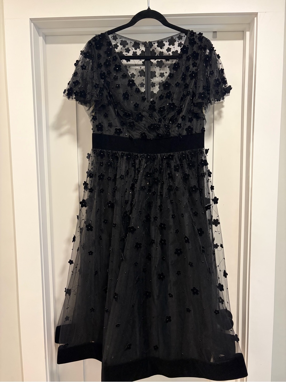 NWT: Mac Duggal Flare Sleeve Floral Appliqués Midi Dress 67854-Black, Size 10 - Picture 7 of 15